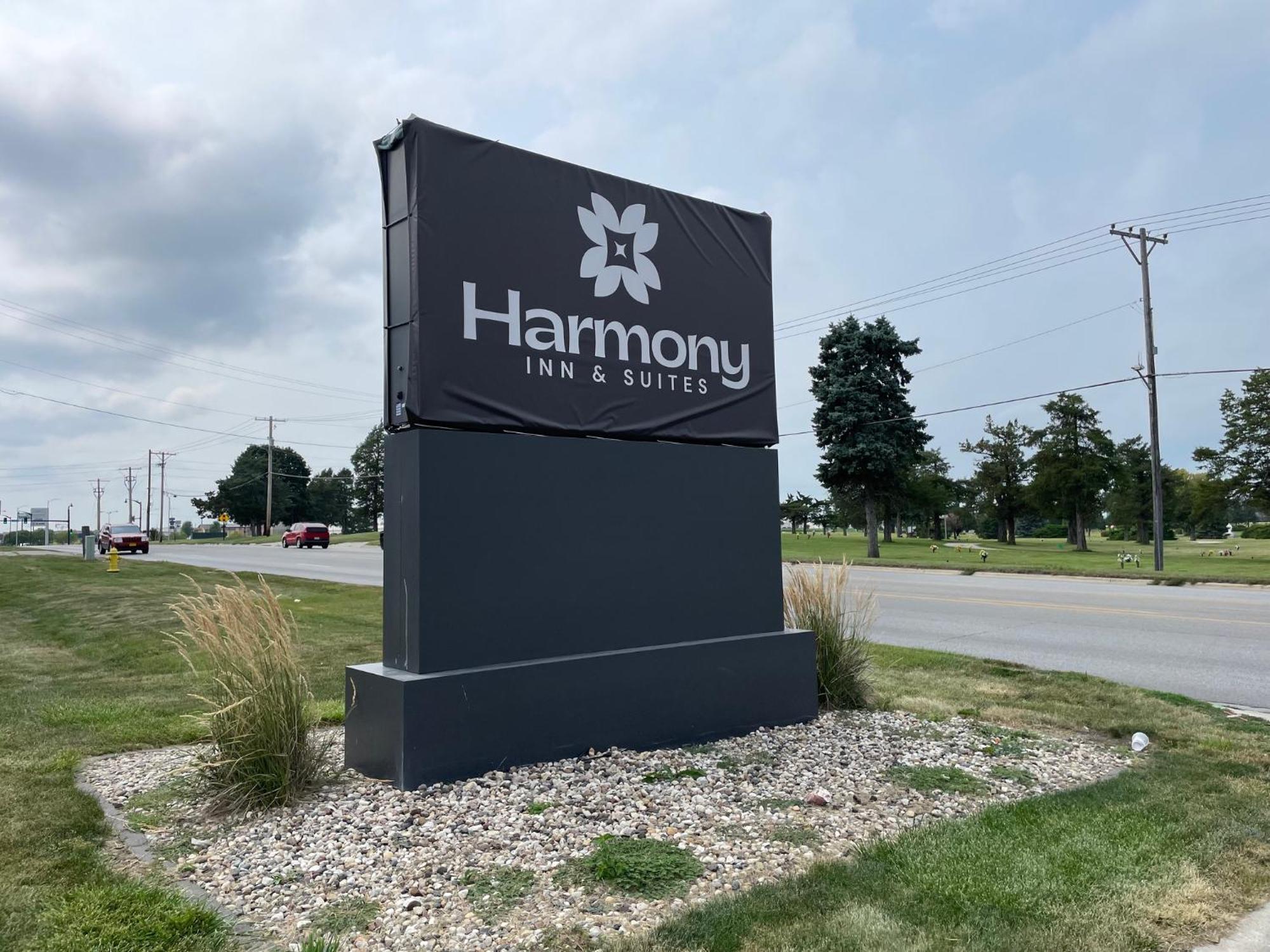 Harmony Inn & Suites Fort Dodge Exterior photo